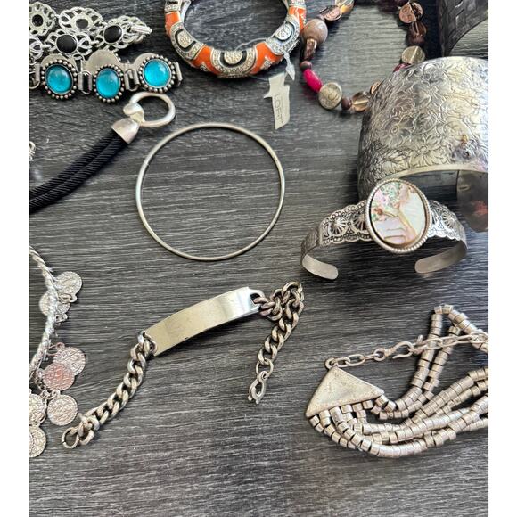 VTG Silver Tone Lot Of 27 Costume Bracelet Jewelry Beaded Cuffs Chain Stretch - Picture 11 of 13